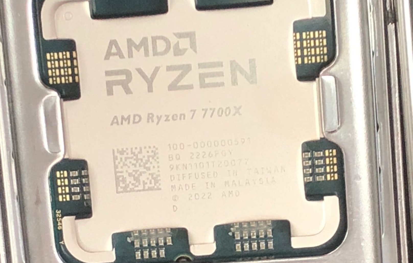 В сети появилось реальное фото процессора amd ryzen 7 7700x umtale lab